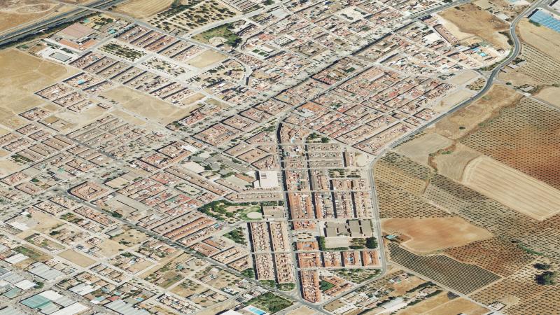 Vista aérea de la Avenida de la Paz en La Carlota, Córdoba, utilizada como imagen de referencia para la subasta