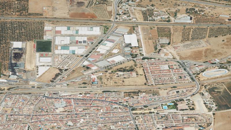 Vista aérea de la Avenida de María Auxiliadora en Posadas, Córdoba, utilizada como imagen de referencia para la subasta