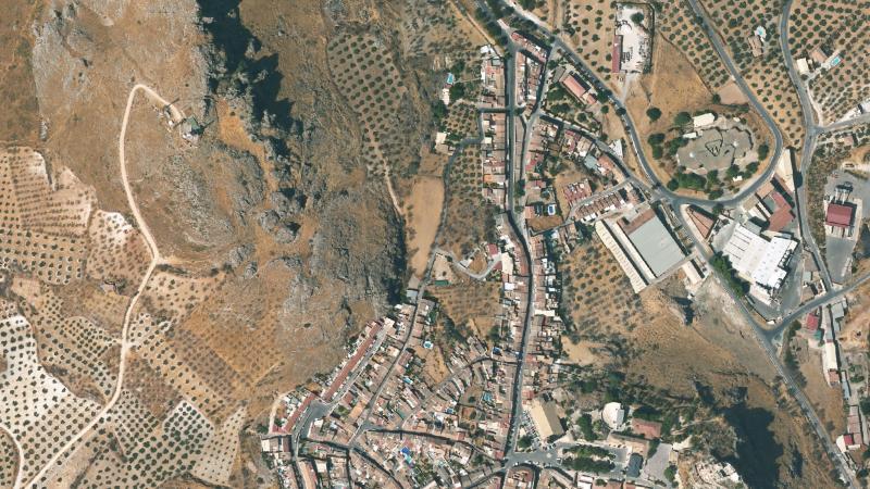 Vista aérea del entorno de la Calle Algarrobo, Luque (Córdoba), utilizada como imagen de referencia para la subasta