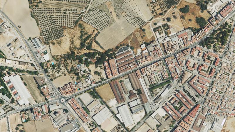 Vista aérea de la zona de la Calle Julio Romero de Torres, Montilla, Córdoba, utilizada como imagen de referencia para la subasta