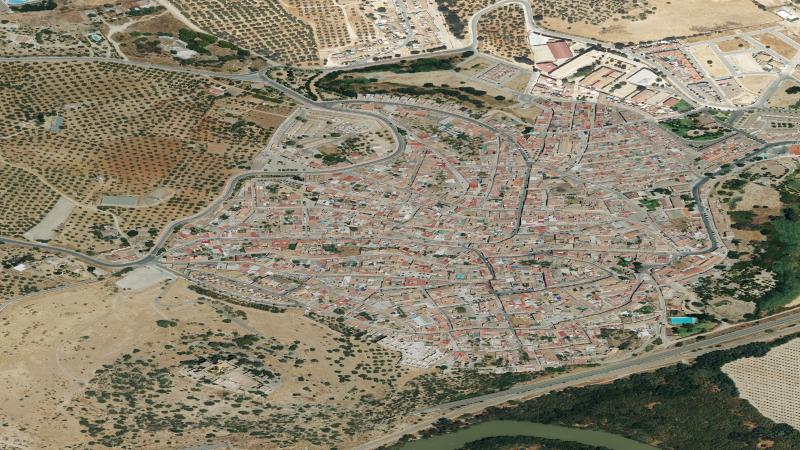 Vista aérea del entorno de la Calle Sevilla, Almodóvar del Río, Córdoba, utilizada como imagen de referencia para la subasta